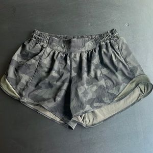 Lululemon LR Hotty Hot, 4” inseam, Size 10, Green Camo